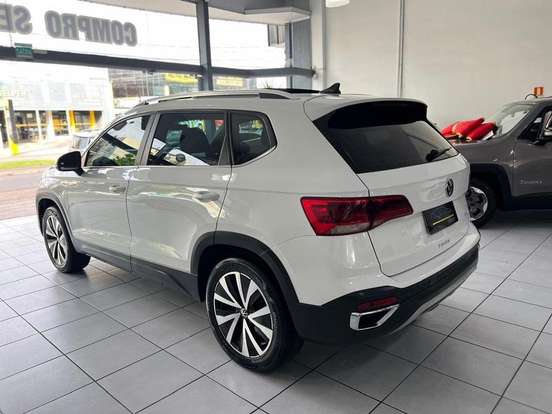 VOLKSWAGEN-TAOS-2021