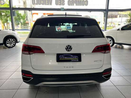 VOLKSWAGEN-TAOS-2021