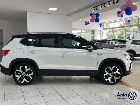 VOLKSWAGEN-TAOS-2023