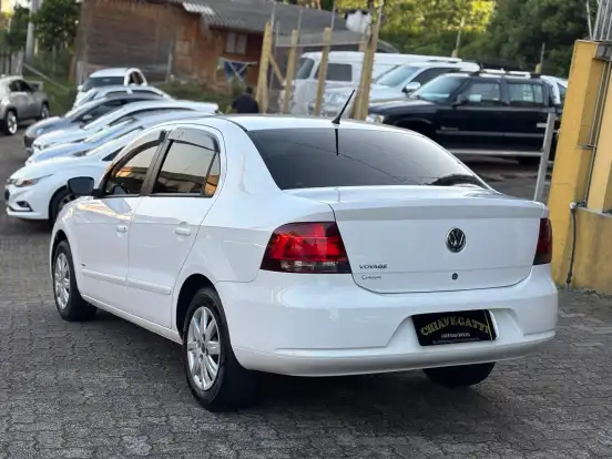 VOLKSWAGEN-VOYAGE-2011