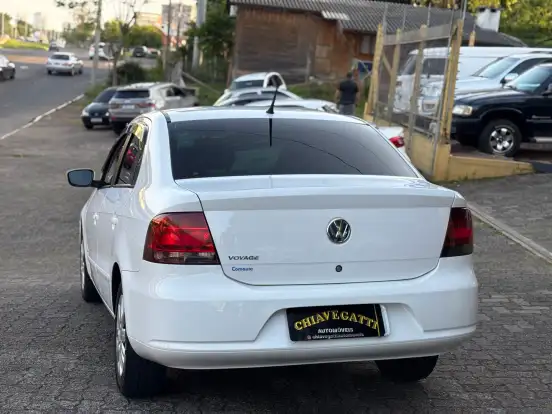 VOLKSWAGEN-VOYAGE-2011