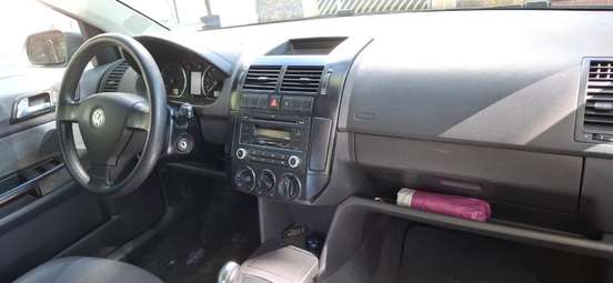 VOLKSWAGEN-POLO SEDAN-2010