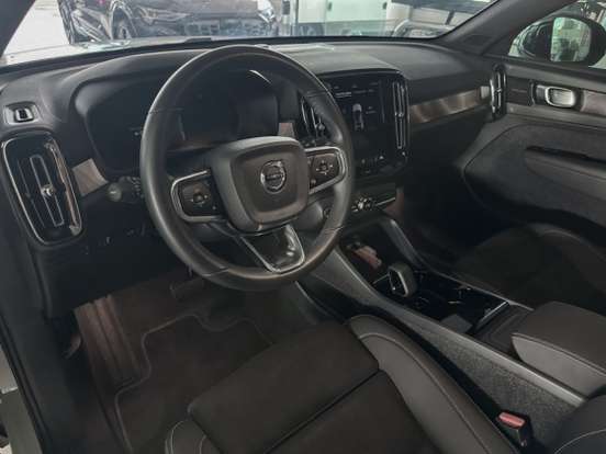 VOLVO-C40-2022