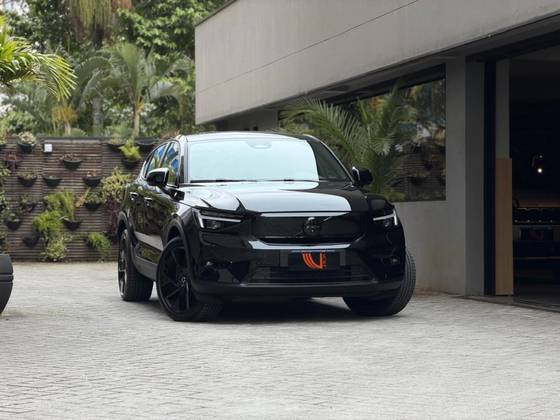 VOLVO EC40 P8 RECHARGE TWIN ELECTRIC ULTRA BLACK EDITION AWD