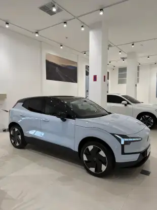 VOLVO-EX30-2025
