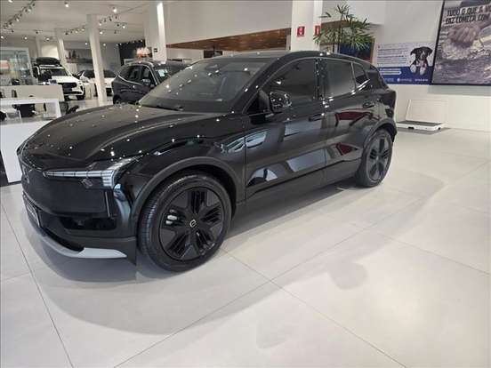 VOLVO-EX30-2025