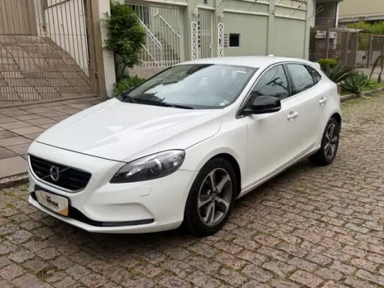 VOLVO V40 2.0 T4 MOMENTUM GASOLINA 4P AUTOMÁTICO