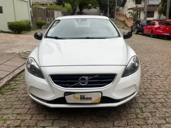 VOLVO-V40-2015