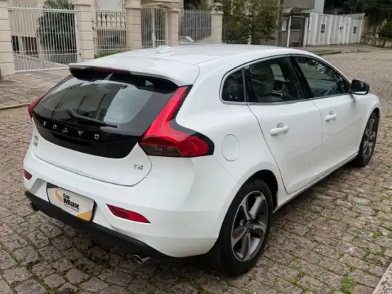 VOLVO-V40-2015