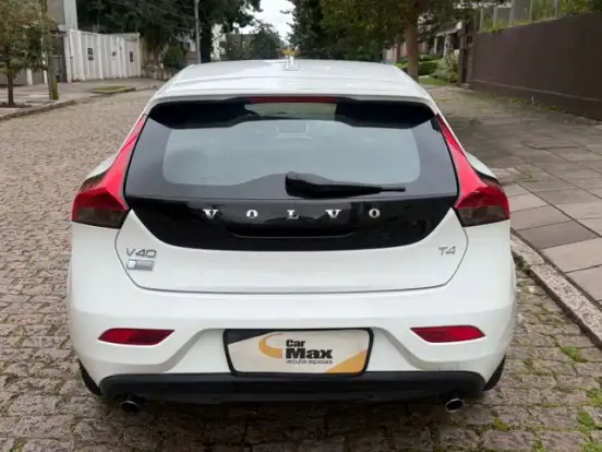 VOLVO-V40-2015