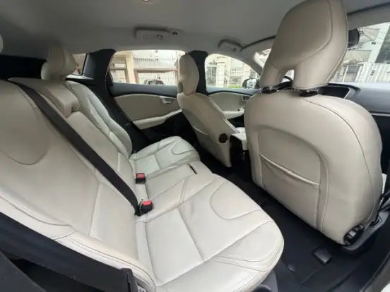 VOLVO-V40-2.0 T4 MOMENTUM GASOLINA 4P AUTOMÁTICO VOLVO-V40-2015