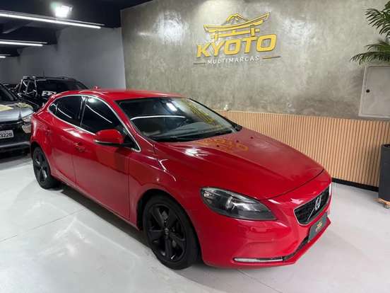 VOLVO-V40-2014