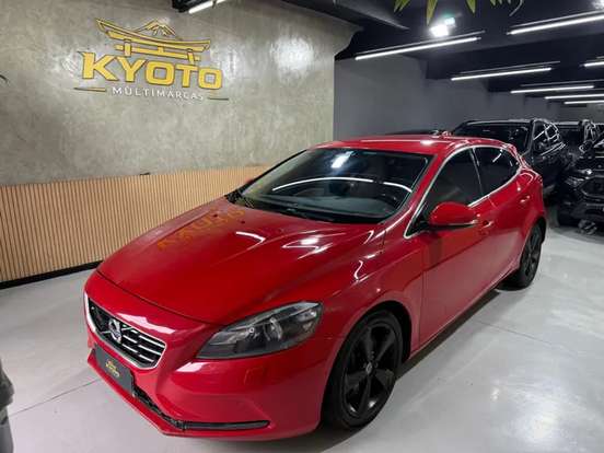 VOLVO-V40-2014