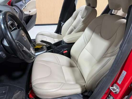 VOLVO-V40-2014