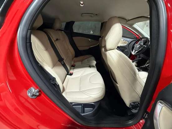 VOLVO-V40-2014