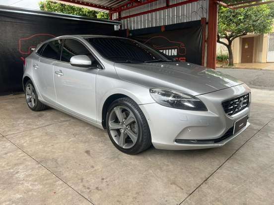 VOLVO-V40-2014