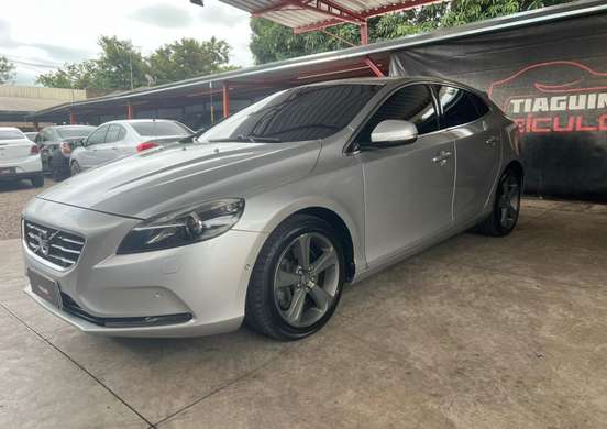 VOLVO-V40-2014