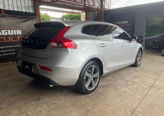 VOLVO-V40-2014