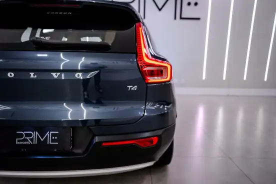 VOLVO-XC40-2021