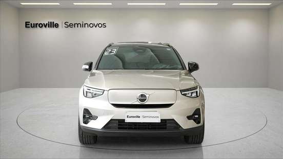 VOLVO-XC40-2023