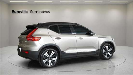 VOLVO-XC40-2023