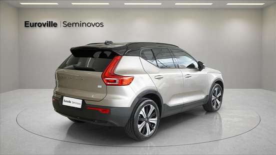 VOLVO-XC40-2023