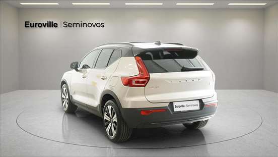 VOLVO-XC40-2023