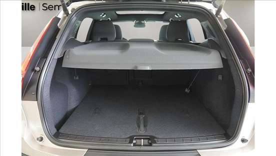 VOLVO-XC40-2023