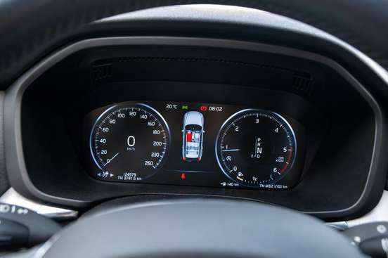 VOLVO-XC60-2020