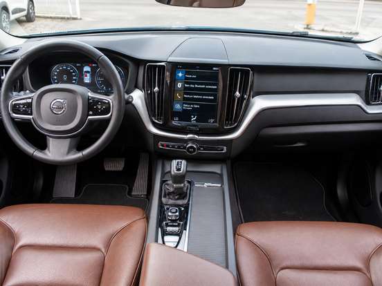 VOLVO-XC60-2.0 D5 DIESEL MOMENTUM AWD GEARTRONIC VOLVO-XC60-2020