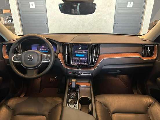 VOLVO-XC60-2023