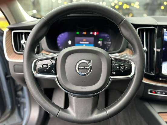 VOLVO-XC60-2023