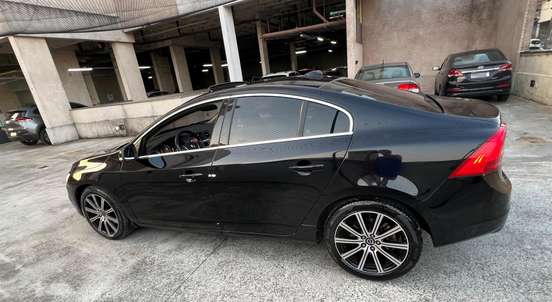 VOLVO-S60-2.0 T5 MOMENTUM 16V TURBO GASOLINA 4P AUTOMÁTICO VOLVO-S60-2015