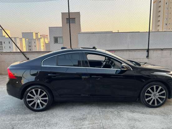 VOLVO-S60-2.0 T5 MOMENTUM 16V TURBO GASOLINA 4P AUTOMÁTICO VOLVO-S60-2015