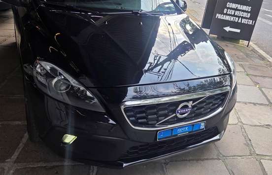 VOLVO-V40-2015