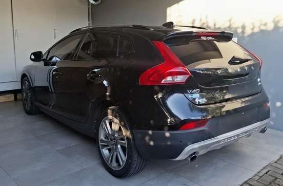 VOLVO-V40-2015
