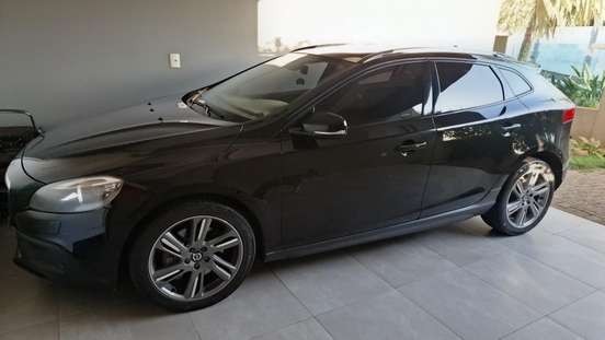 VOLVO-V40-2015