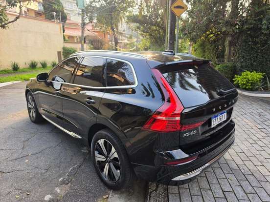 VOLVO-XC60-2023