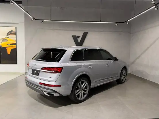 AUDI-Q7-2021