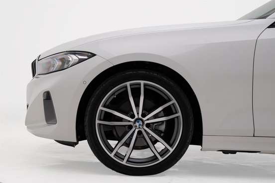 BMW-320i-2022