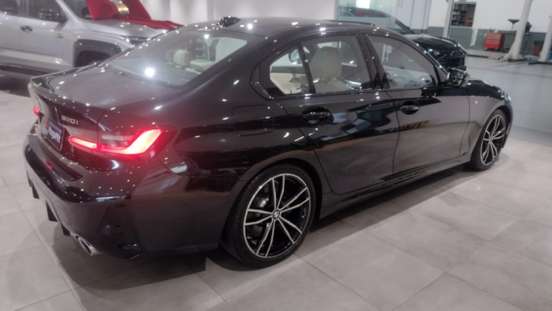 BMW-320i-2023
