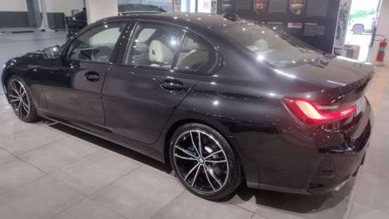 BMW-320i-2023