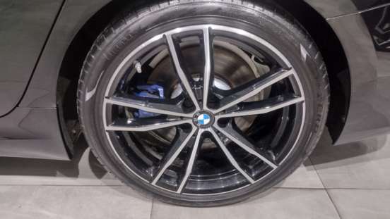 BMW-320i-2023