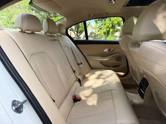 BMW-320i-2021