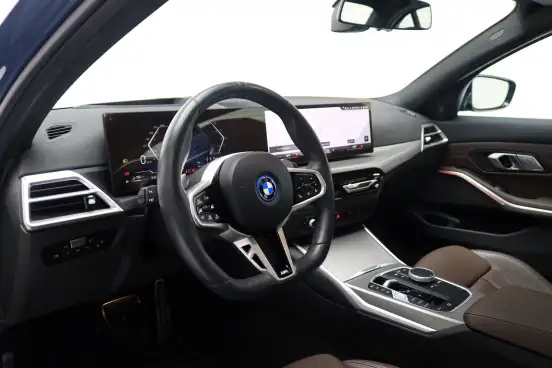 BMW-330e-2024