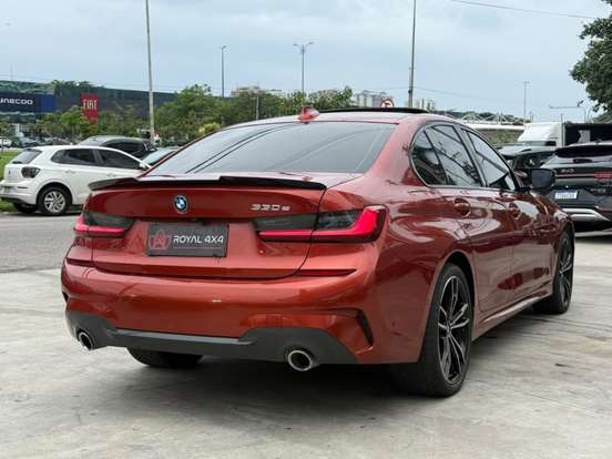 BMW-330e-2022