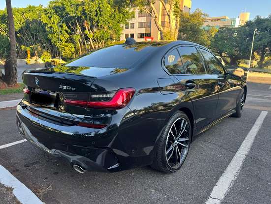 BMW-330e-2020