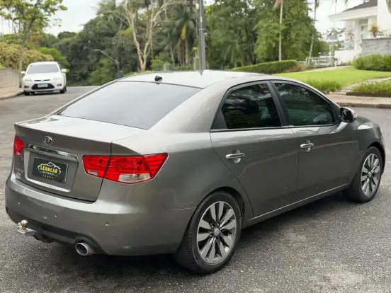 KIA-CERATO-1.6 E.221 SEDAN 16V GASOLINA 4P AUTOMÁTICO KIA-CERATO-2010