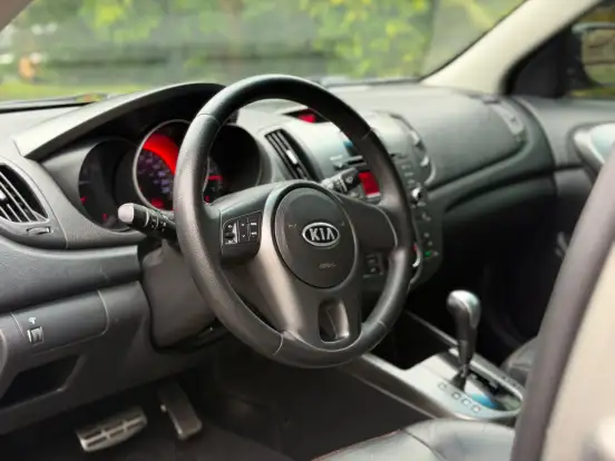 KIA-CERATO-1.6 E.221 SEDAN 16V GASOLINA 4P AUTOMÁTICO KIA-CERATO-2010