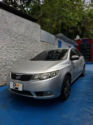 KIA CERATO 1.6 E.221 SEDAN 16V GASOLINA 4P AUTOMÁTICO